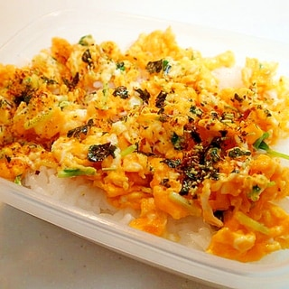 お弁当　豆苗卵炒めと山葵ふりかけのご飯